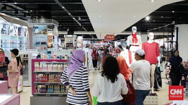 Emak-emak memborong berbagai kebutuhan rumah tangga di Transmart Kota Kasablanka, Jakarta Selatan saat Full Day Sale hari ini.
