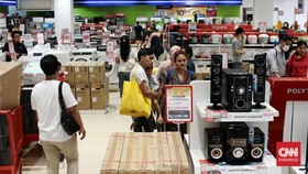 Kejar Diskon Gede-gedean, Pengunjung Bolak-balik Belanja di Transmart