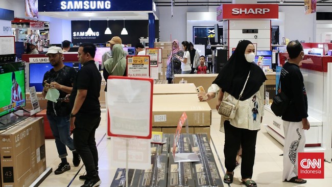 Transmart Kota Kasablanka, Jakarta Selatan mengobral murah barang elektronik demi menyambut momentum Transmart Full Day Sale yang digelar Selasa (15/8).