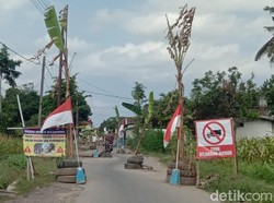 Tancapkan Merah Putih, Warga Blitar Belum Merdeka dari Jalan Berlubang