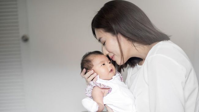 7 Cara Membantu Melegakan Hidung Bayi Baru Lahir yang Tersumbat