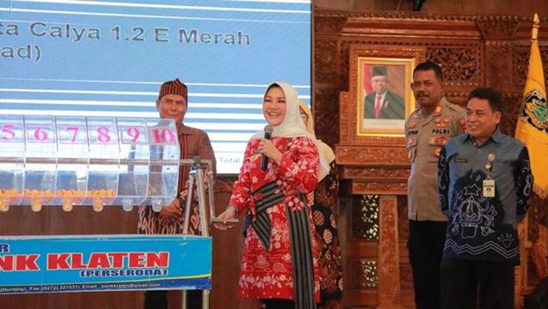 PT BPR Bank Klaten merayakan hari ulang tahun ke-72 dengan menggelar acara Gebyar Hadiah Tabungan Semar dan Simba 2023 di Pendopo Pemerintah Kabupaten Klaten.