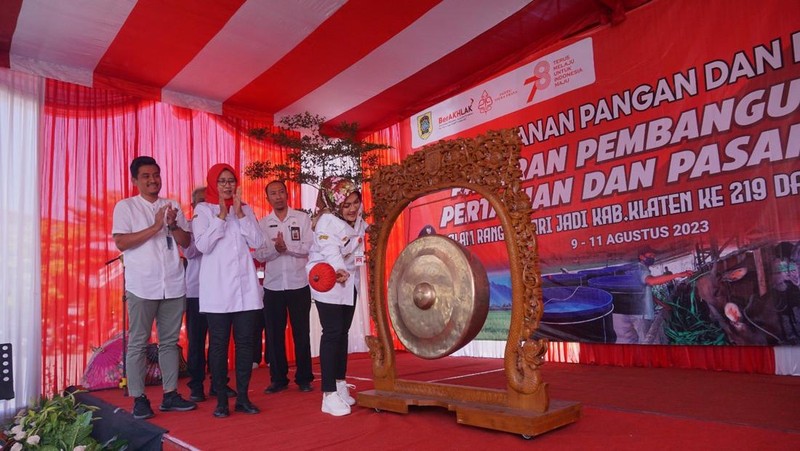 Dinas Ketahanan Pangan dan Pertanian (DKPP) Klaten menggelar pameran pembangunan pertanian dan pasar tani di halaman Mal Pelayanan Publik Klaten selama 3 hari.