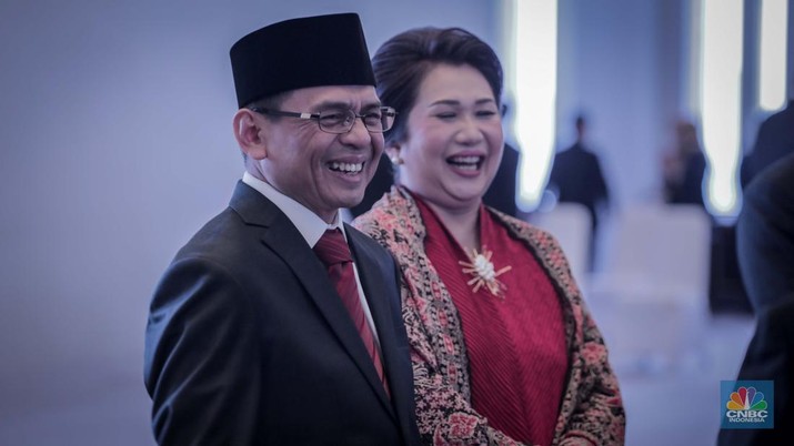 Agusman dan Hasan Fawzi  menjalani pelantikan sebagai Anggota Dewan Komisioner Otoritas Jasa Keuangan (DK OJK) baru untuk periode 2023-2028 di Mahkamah Agung, Jakarta, Rabu (9/8/2023). (CNBC Indonesia/Faisal Rahman)