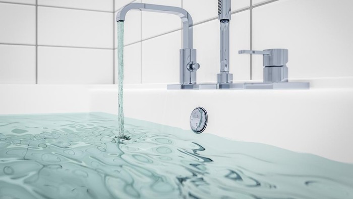 Ilustrasi wudhu menggunakan air di bak mandi