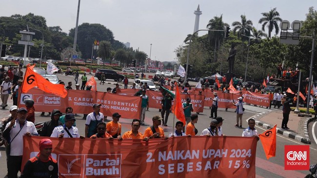 Massa aksi buruh di Patung Kuda, Jakpus, telah membubarkan diri. Beton pembatas di Jalan Medan Merdeka Barat sduah dibuka kembali.