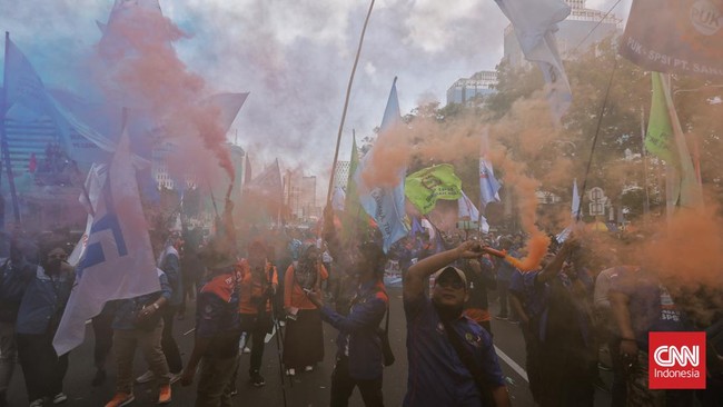 Polisi mengimbau masyarakat untuk menghindari sejumlah ruas jalan di kawasan Monas agar tak terjebak kemacetan imbas demo buruh di Istana.