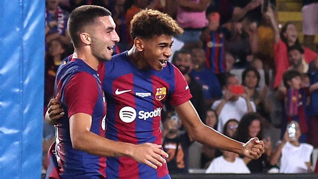 Lamine Yamal menjadi bintang baru Barcelona setelah membawa Azulgrana menang 4-2 atas Tottenham Hotspur pada ajang Joan Gamper Trophy.