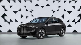 Mobil Listrik Miliaran BMW iX Jadi Taksi Blue Bird di Hotel Mewah