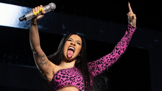 Mikrofon yang dilempar Cardi B ke penonton dilaporkan dijual senilai US$99.900 atau setara dengan Rp1,5 miliar.