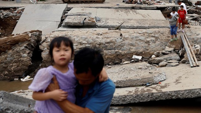 FOTO: China Dihantui Wabah Penyakit usai Banjir Surut