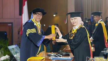 img-title Deddy Mizwar Jadi Wisudawan dengan Predikat Sangat Memuaskan di Usia 68 Tahun
