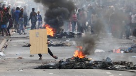 FOTO: Demo Berdarah Sopir Taksi di Afrika Selatan, 5 Orang Tewas