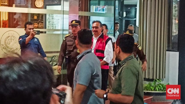 Kejagung menetapkan Eks Dirjen Minerba Kementerian ESDM Ridwan Djamaluddin menjadi tersangka dan langsung ditahan, Rabu (9/8).