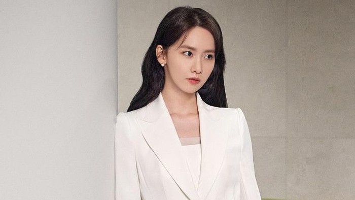 Tetap Cute di Usia 30-an, Begini 7 Gaya Yoona SNSD Pakai Outfit Putih yang Chic Banget