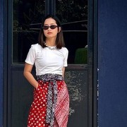 Inspirasi Outfit Kantor Modis dengan Kain Nuansa Merah Putih, Pakai Wastra ala Beby Tsabina!
