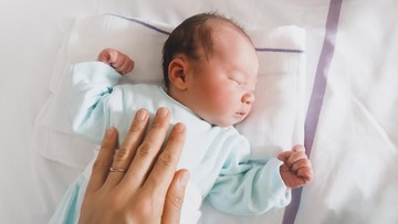 CARA MERAWAT TALI PUSAT BAYI
