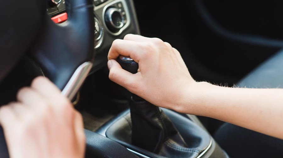 ilustrasi mobil transisi manual Woman in vehicle interior on driver seat