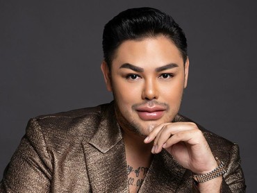 img-title Keindahan Majapahit Berlaga di New York Fashion Week lewat Rancangan Busana Ivan Gunawan