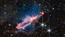 Teleskop NASA Pecahkan Misteri Objek Berbentuk Tanda Tanya di Galaksi