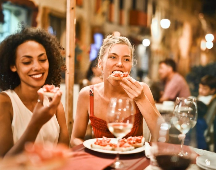 Lakukan kebiasaan yang baik saat makan dan minum/ Foto: Pexels/Adrienn Lakukan kebiasaan yang baik saat makan dan minum/ Foto: Pexels/Adrienn