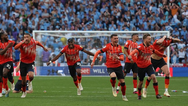Luton Town FC, klub yang pernah krisis keuangan hingga tampil di kasta kelima Liga Inggris, kini masuk Premier League dengan asa membuat dongeng.