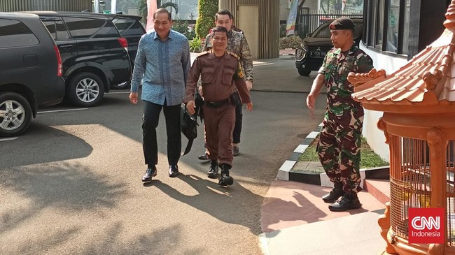 Mantan Menteri Perdagangan Muhammad Lutfi memenuhi panggilan Kejaksaan Agung untuk diperiksa terkait kasus dugaan suap izin ekspor CPO.