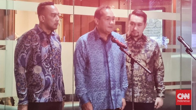 Sejak masuk sekitar pukul 09.00 WIB, Lutfi terlihat keluar dari gedung Kejagung pada pukul 18.23 WIB, Rabu (9/8).