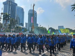 Massa Buruh Long March dari Patung Kuda ke Thamrin Tuntut Omnibus Law Dicabut