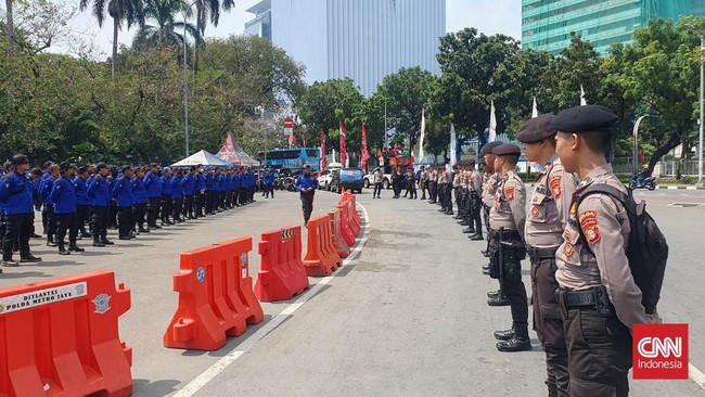 Seribuan abdi negara campuran dari Kepolisian, TNI dan Satpol PP diterjunkan menjaga demo pekerja di depan Istana Kepresidenan, Jakarta pada Kamis (6/6).