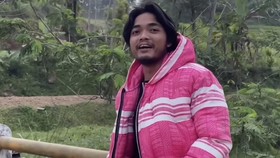 Viral Pria Magelang Bikin Outfit Rebahan 'Kasur Kapuk'
