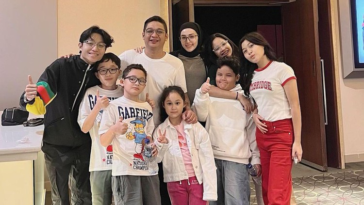 Pasha dan Adelia Bareng 7 Anak
