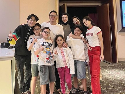 Pasha dan Adelia Liburan dengan 7 Anaknya, Netizen: Enggak Kesepian saat Tua