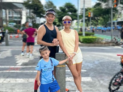 7 Potret Xavi Anak Rini Yulianti yang Dipuji Ganteng & Wajahnya Mirip Ayah Korea