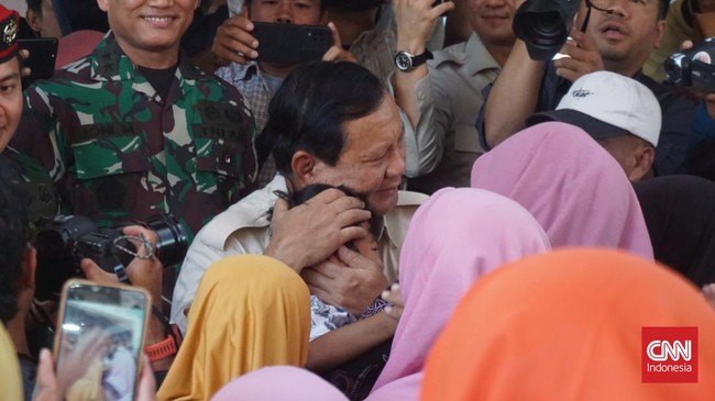 Presiden terpilih Prabowo Subianto menegaskan bakal memberikan makan ke seluruh anak Indonesia, tanpa pandang bulu.