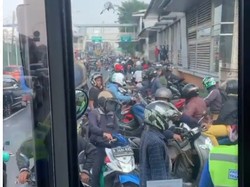 Viral, Puluhan Pemotor Terobos Busway dan Lawan Arah di Jaktim