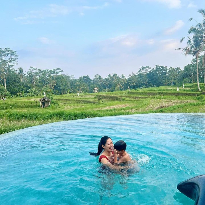<p>Kolam renang itu menjadi tempat favorit Titi dan anak-anaknya ketika sedang mengunjungi rumah tersebut ketika liburan.<em> "Libur sekolah langsung main kerumah opanya Kai & Juna. Menyenangkan sekali, udaranya sejuk & sunrisenya cantik,"</em> tulis Titi di keterangan fotonya. (Foto: Instagram @titi_kamall)</p>