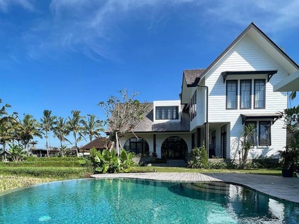 7 Potret Rumah Mertua Titi Kamal di Bali, bak Villa Mewah di Tengah Sawah