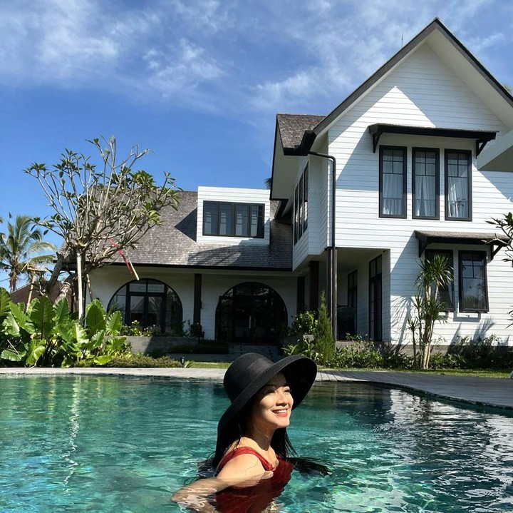 <p>Rumah tersebut dibangun dengan mengusung konsep farm house. Bagian luarnya terlihat klasik dengan dominasi warna hitam putih. (Foto: Instagram @titi_kamall)</p>