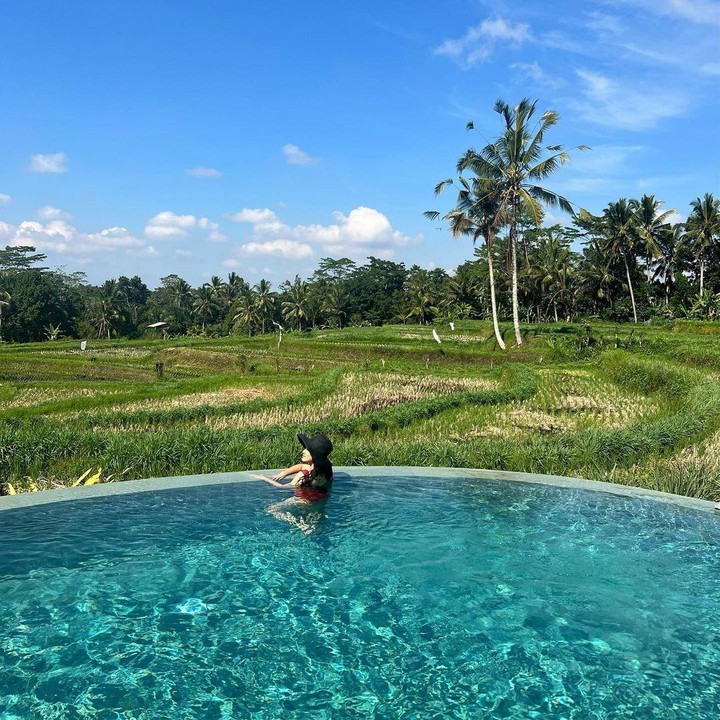 <p>Di halaman belakang, terdapat kolam renang berbentuk lingkaran yang menghadap langsung ke arah sawah, lho. (Foto: Instagram @titi_kamall)</p>