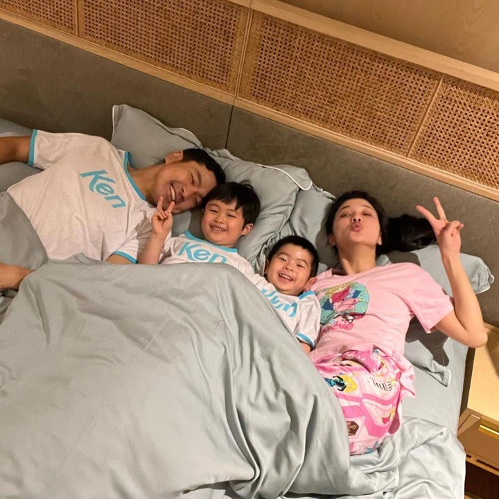 <p>Dalam kolom komentar, netizen menyebut Sandra Dewi sebagai Barbie sesungguhnya,nih. "<em>The real Barbie</em> di antara para Ken," kata akun @devi****. (Foto: Instagram @sandradewi88)<br /><br /><br /></p>