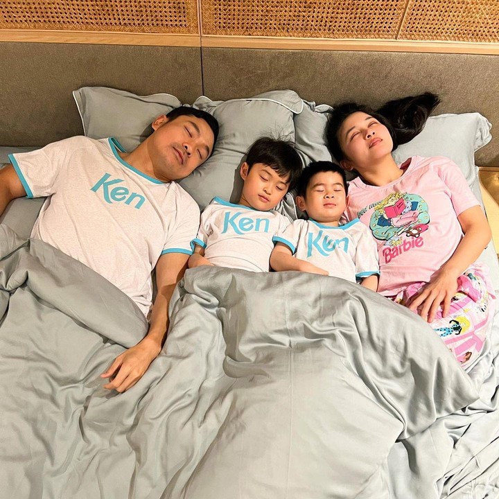 <p>Melalui akun Instagram pribadi, Bunda dua orang anak ini mengunggah foto spesial bersama anak dan suami. Dalam potret tersebut, keempatnya terlihat tidur bersama dengan piyama bertema Barbie. <em>"Thank you my loves. Happy Birthday to me.</em> Salam dr muka bantal, mata kubil & piyama," tulisnya dalam kolom caption. (Foto: Instagram @sandradewi88)<br /><br /><br /></p>