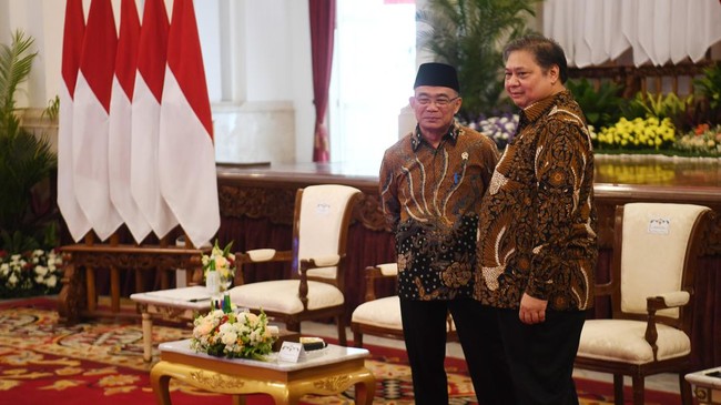 Jokowi menunjuk Menko PMK Muhadjir Effendy sebagai Plt Mendes PDTT dan Menko Perekonomian Airlangga Hartarto sebagai Plt Menaker.