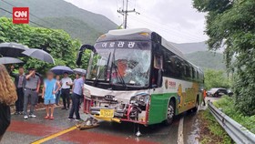 VIDEO: Kecelakaan Bus Angkut Peserta Jambore Dunia, 3 Orang Terluka