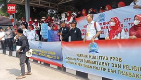 VIDEO: Sekolah Tak Ada Murid, Kepala Sekolah Swasta Berunjuk Rasa