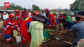 VIDEO: Pemakaman Pria Obesitas 210 Kg di Jaktim Libatkan Tim Damkar