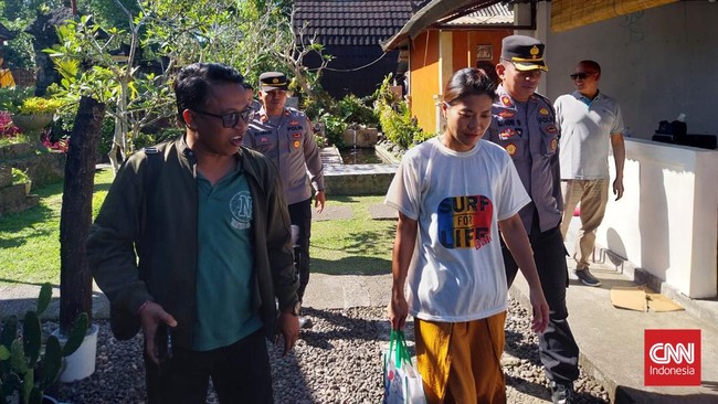 Seorang turis perempuan asal Korea Selatan mengaku mendapat bisikan dan dituntun ke Pura Goa Raja Besakih sebelum melakukan perusakan.