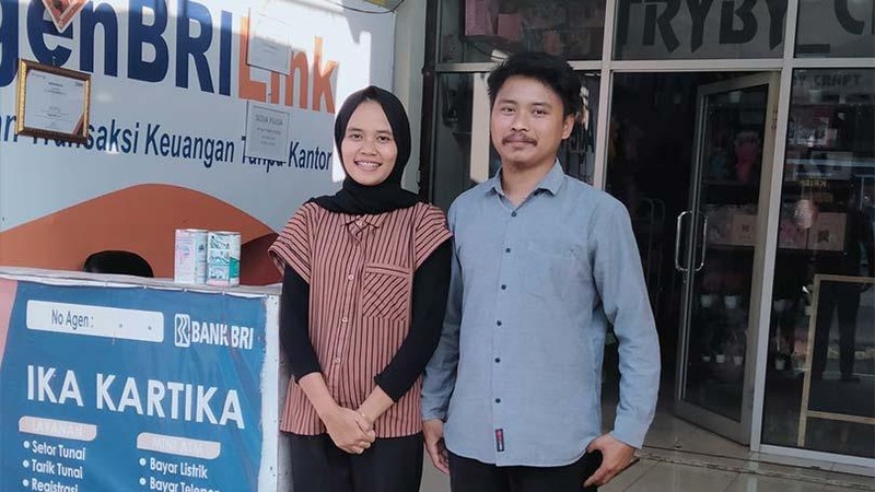 Ika Kartika (24) tak pernah menduga bahwa peran sebagai AgenBRILink dapat menjadi sumber nafkah utama bagi keluarganya.