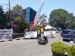 Kunjungan Prabowo Diwarnai Aksi Mahasiswa Bentangkan Spanduk Save UNS