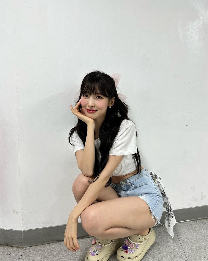 Arin Oh My Girl juga tak luput dari sorotan pada festival bertemakan air di tahun ini. Meski wajahnya lugu dan mungil, tapi ia mampu membawakan aksi panggung menakjubkan di acara ini./ Foto: instagram.com/ye._.vely618